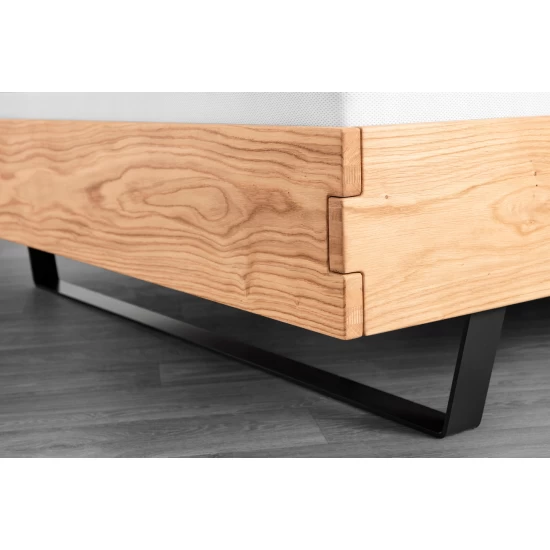 Łóżko sypialniane, łóżko dębowe 140x200 cm Teramo PIK z tapicerowanym zagłówkiem i metalową nogą